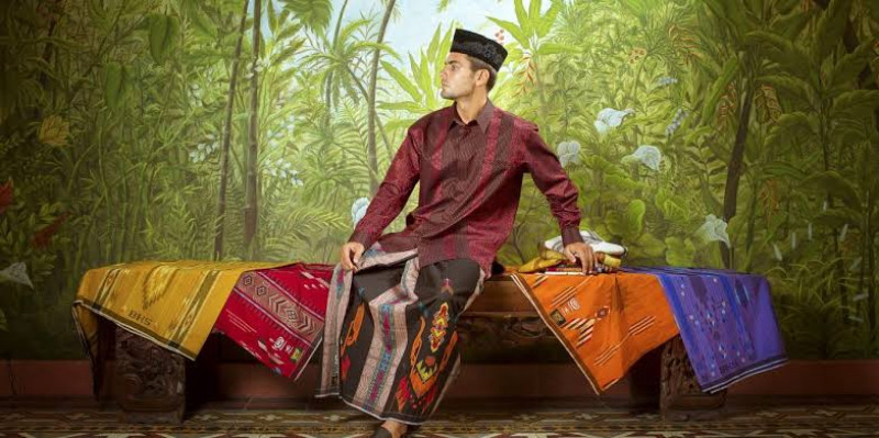 Kaya Motif dan Warna, Sarung Tenun Kini Jadi Fashion Item yang Keren