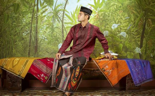 Kaya Motif dan Warna, Sarung Tenun Kini Jadi Fashion Item yang Keren