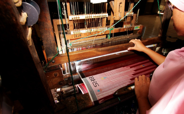 Bangga Pakai Kain Sarung jadi Identitas Budaya Bangsa Indonesia