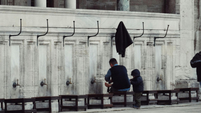 Mengajarkan Anak Cinta Masjid Sejak Kecil