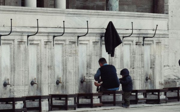 Mengajarkan Anak Cinta Masjid Sejak Kecil